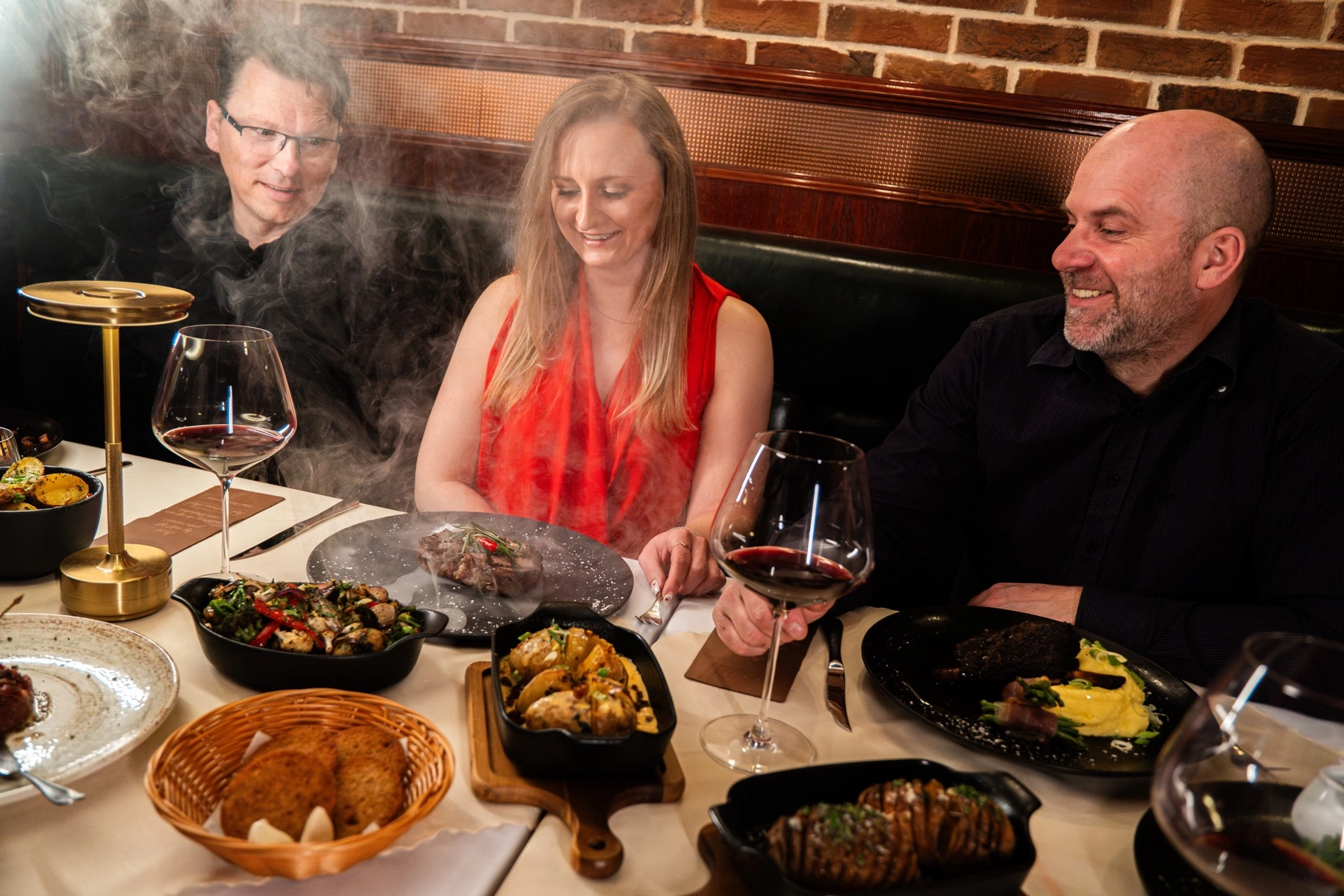 Večeře ve dvou v komorní atmosféře restaurace se svíčkami