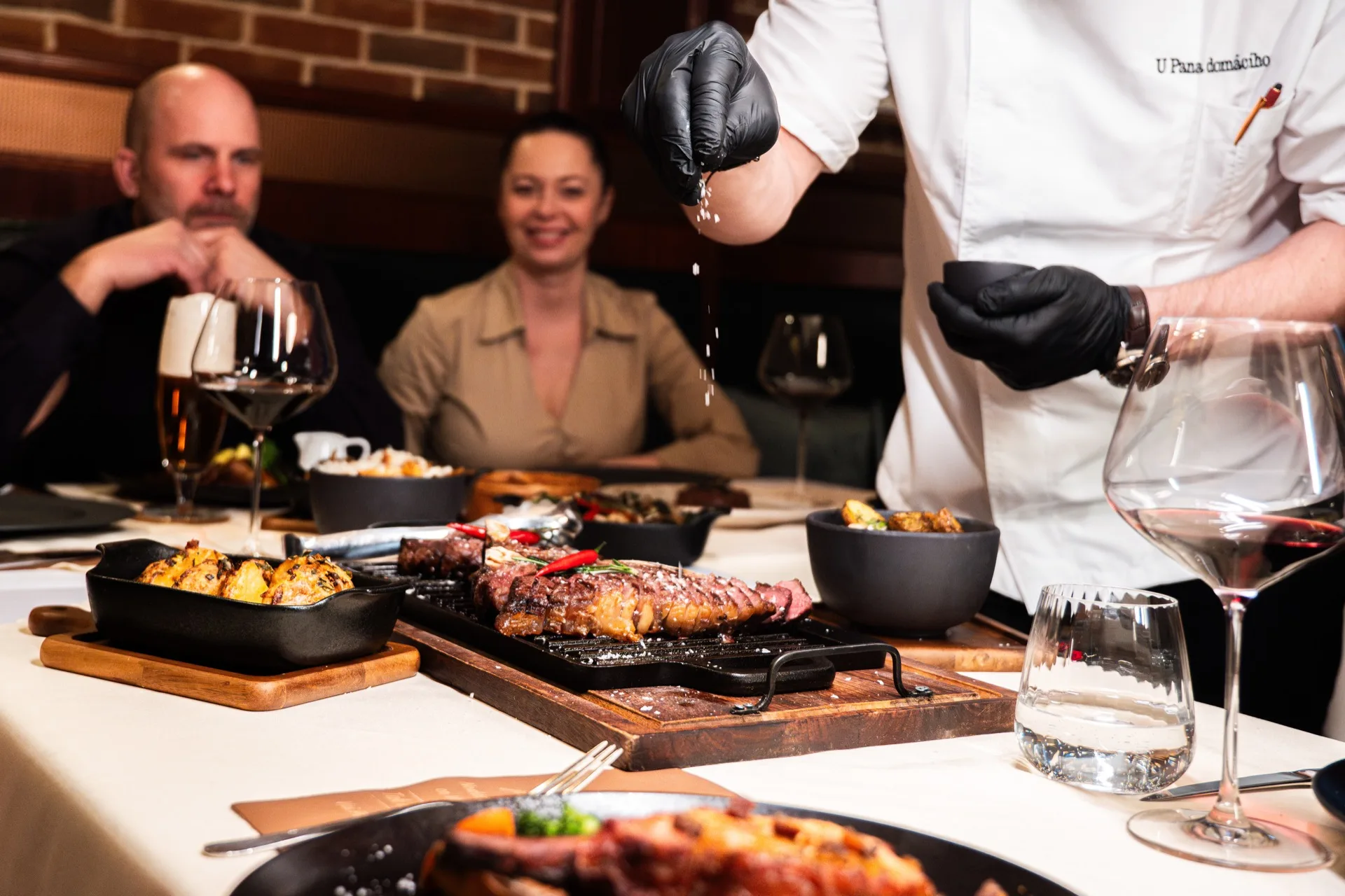 Šéfkuchař servíruje steak U Pana domácího