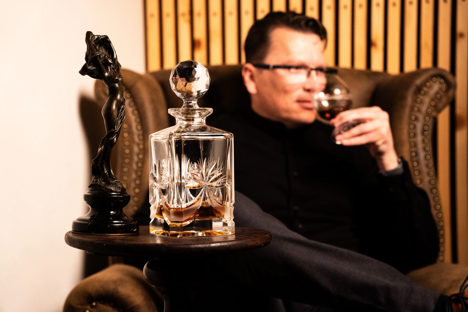 Pan domácí v privátním obýváku