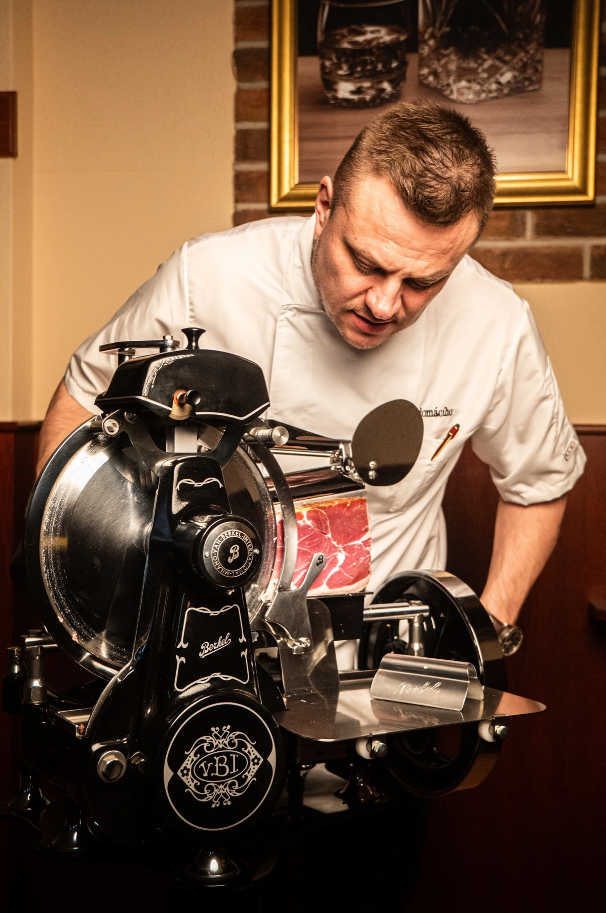 Detail propečeného wagyu steaku s přílohou na dřevěném prkénku