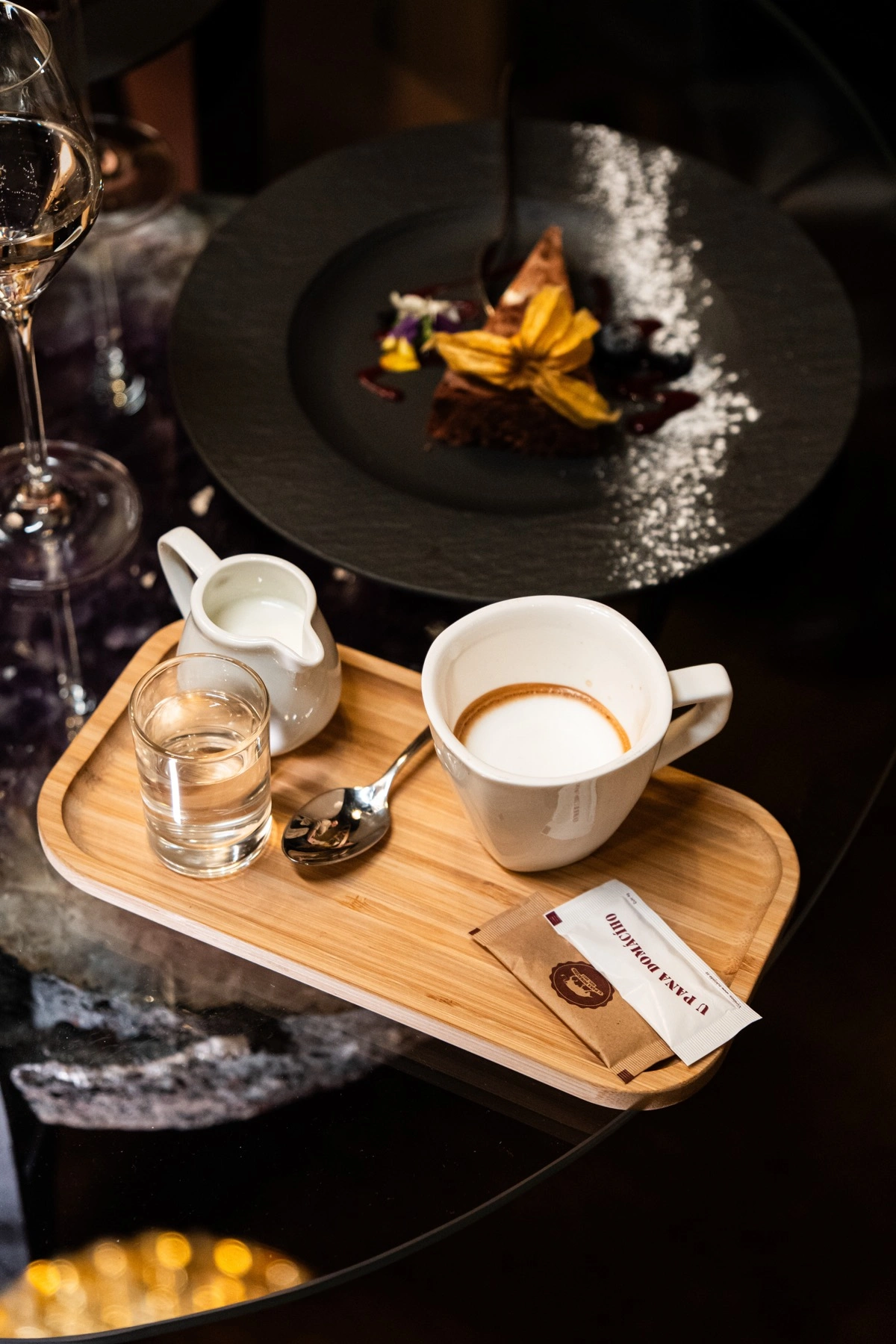 Dezert podávaný v restauraci — čokoládový krém s jedlými květy