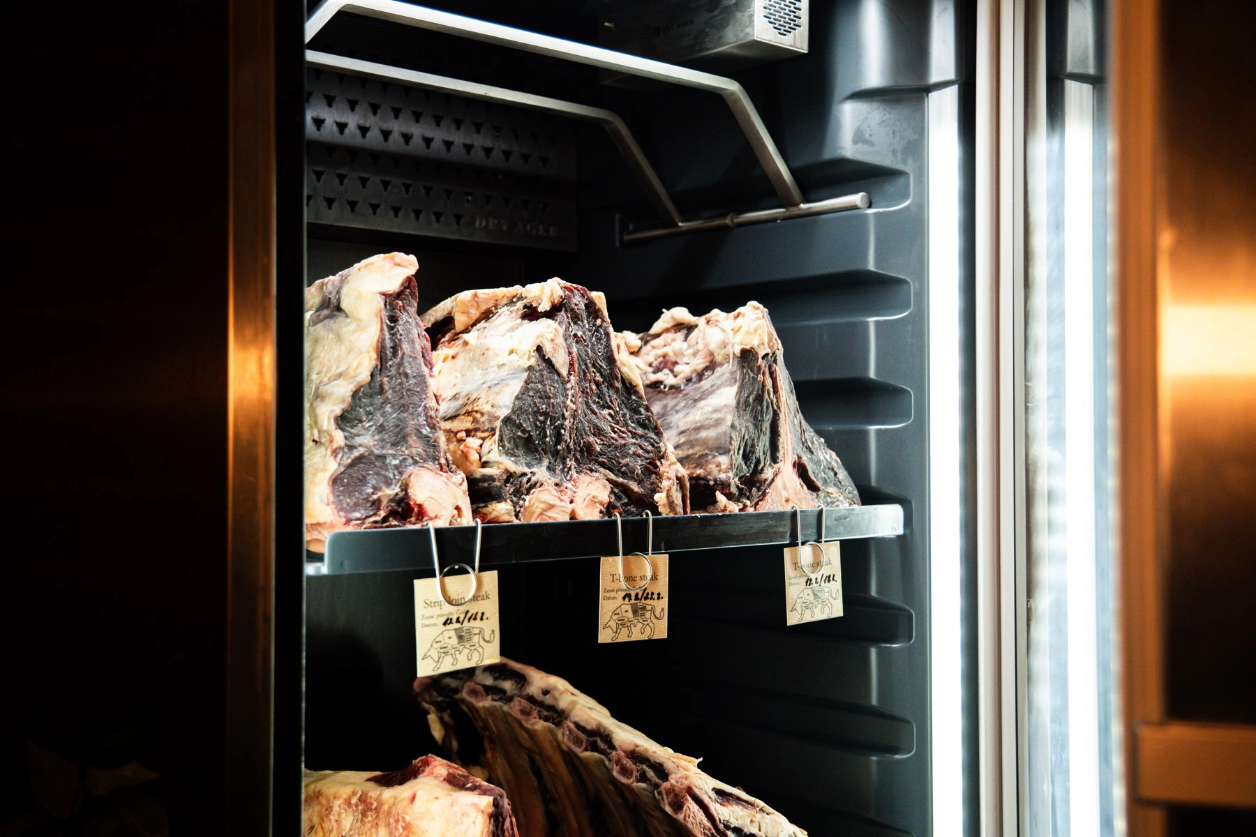 Exteriér restaurace U Pana domácího ve Zlíně–Malenovicích při večerním osvětlení