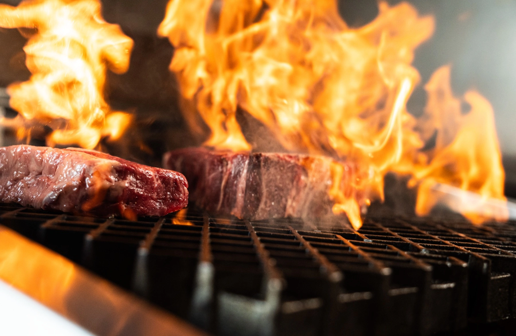 Wagyu steak na grilu — viditelné mramorování a šťavnatá textura masa