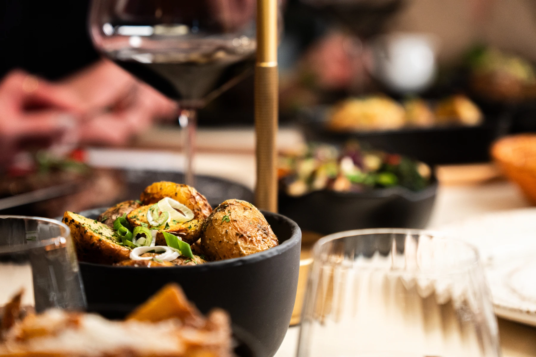 Pečené brambory s bylinkami v restauraci U Pana domácího