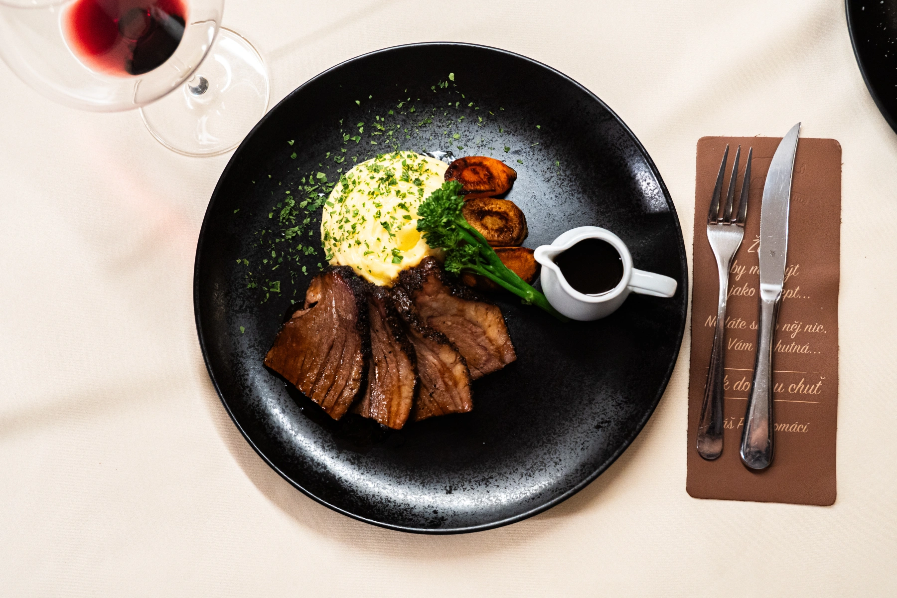 Plated gastronomický pokrm se sklenkou vína