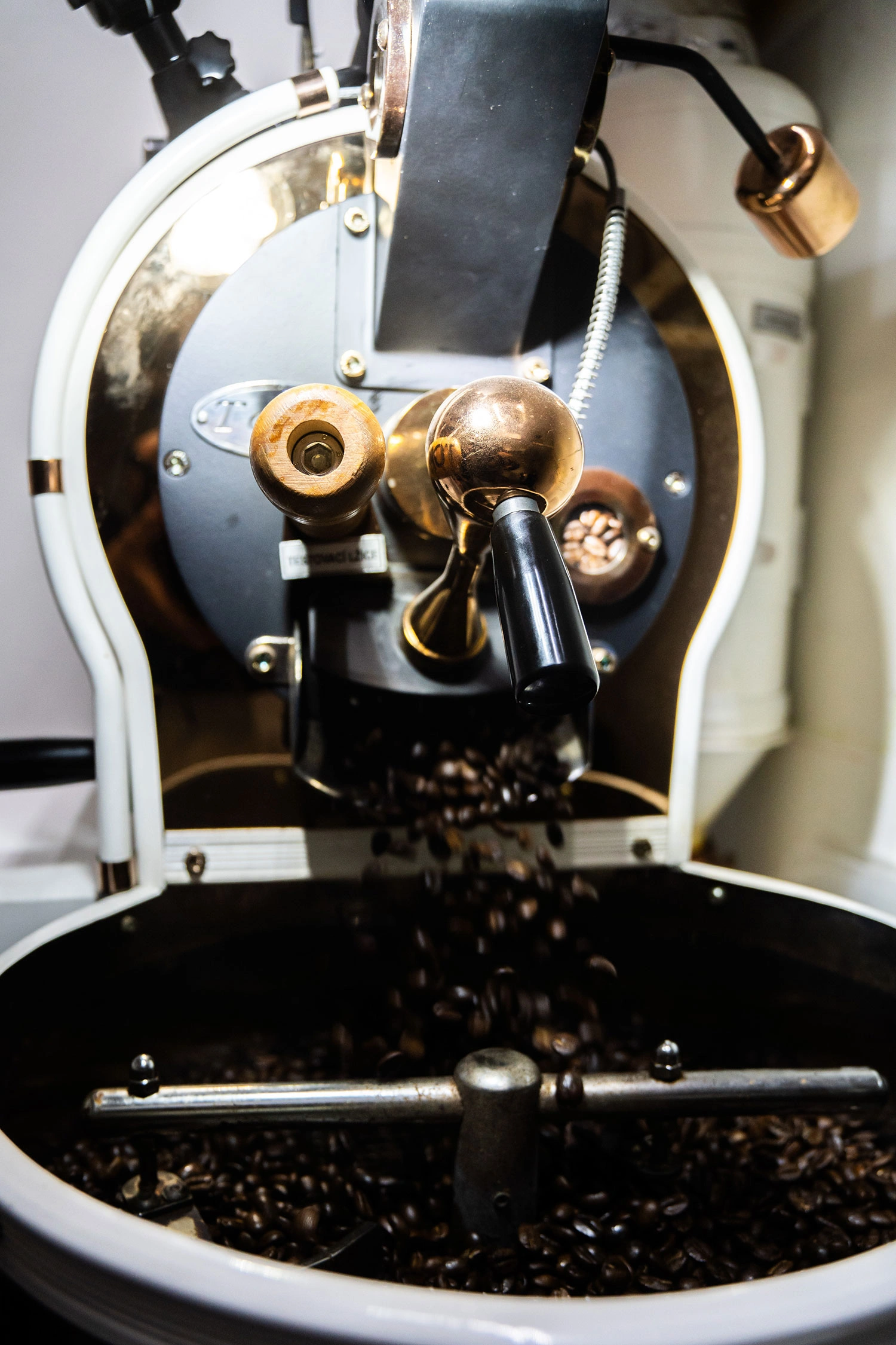 Pražení kávy v malých dávkách