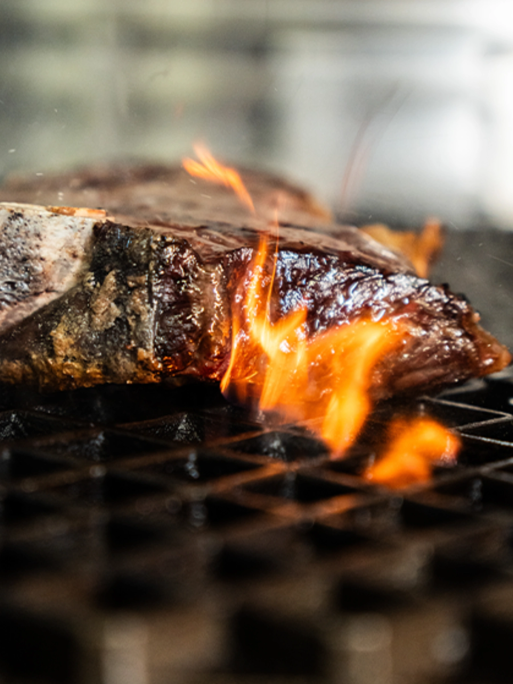 Detail krájeného wagyu steaku zobrazující jemné vnitrosvalové mramorování