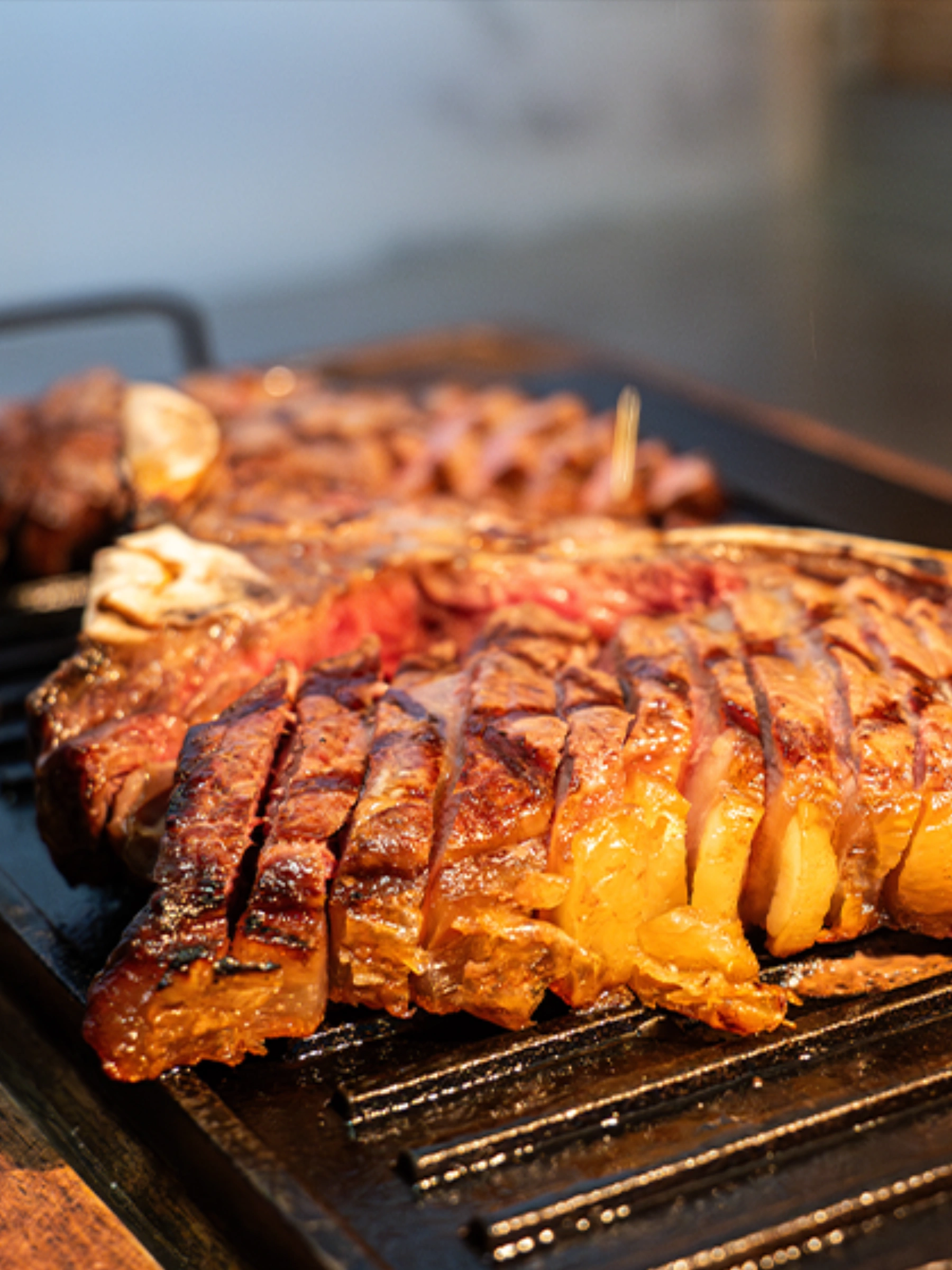 Wagyu steak na grilu s otevřeným plamenem