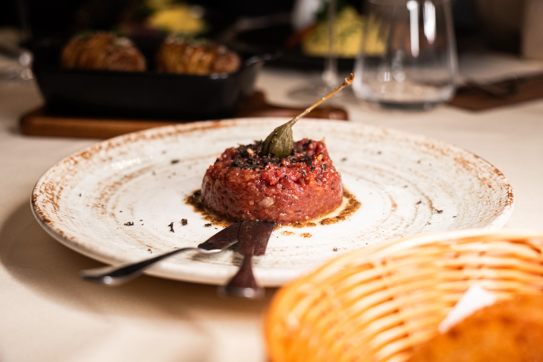 Hotový wagyu steak s přílohou podávaný hostům v restauraci