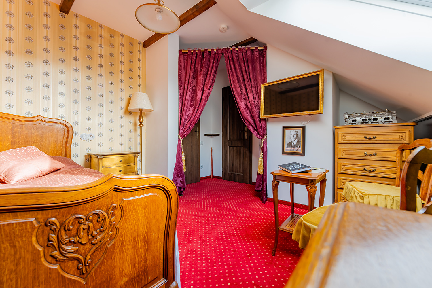 Luxusní hotelový pokoj s ručně vyráběným nábytkem a dvoulůžkem