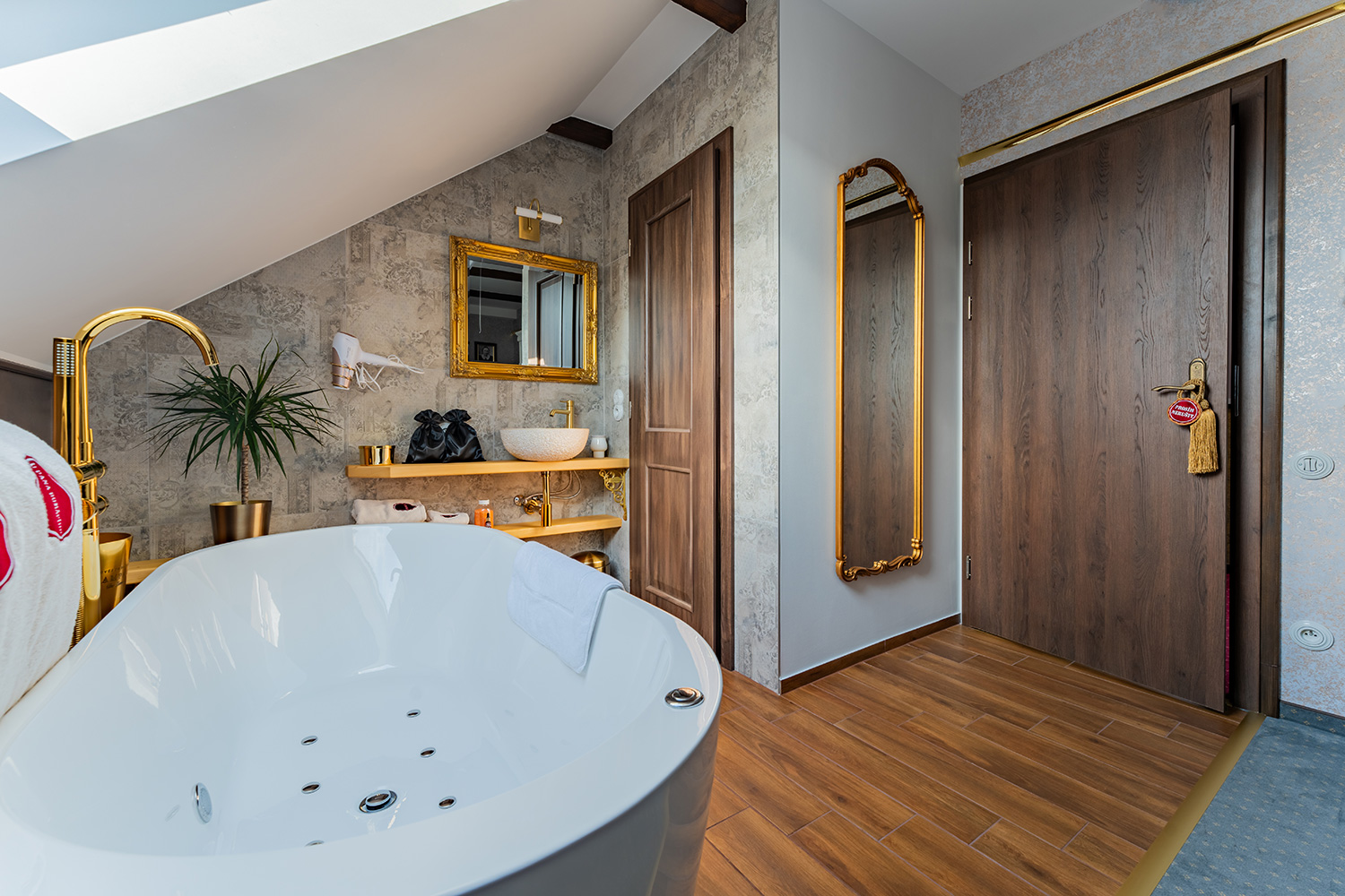 Elegantní ložnice pokoje Wallis Simpson s vířivou vanou v pozadí