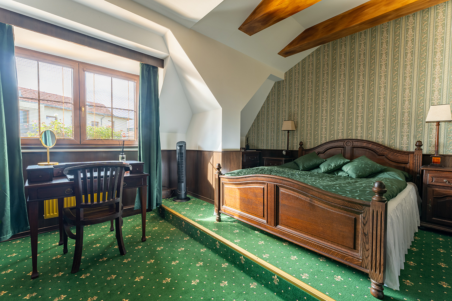 Moderní koupelna s dřevěnými akcenty v pokoji Henry Ford