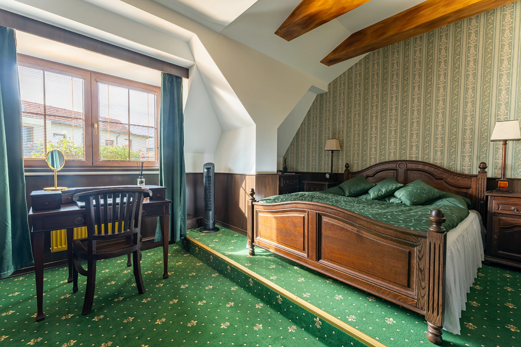 Moderní koupelna s dřevěnými akcenty v pokoji Henry Ford