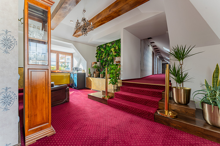 Pohled na postel a interiér pokoje Napoleon Hill